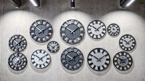 10 horloges murales industrielles pour sublimer votre déco